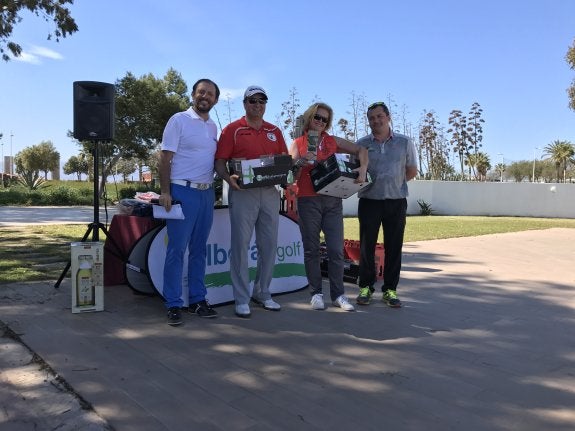 Los ganadores de este torneo, Manuel Ródenas y María Ángeles Sáez, con sus premios.