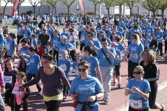 Marea azul de participantes en la prueba de apoyo a los afectados por el autismo.
