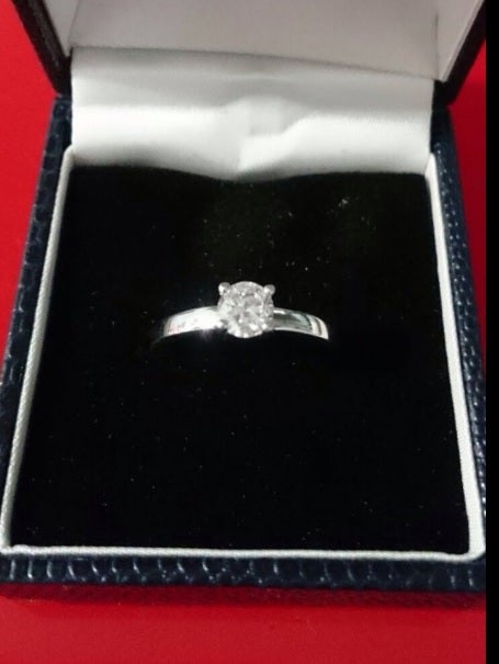 Anillo que el joven ha mostrado en Twitter. 