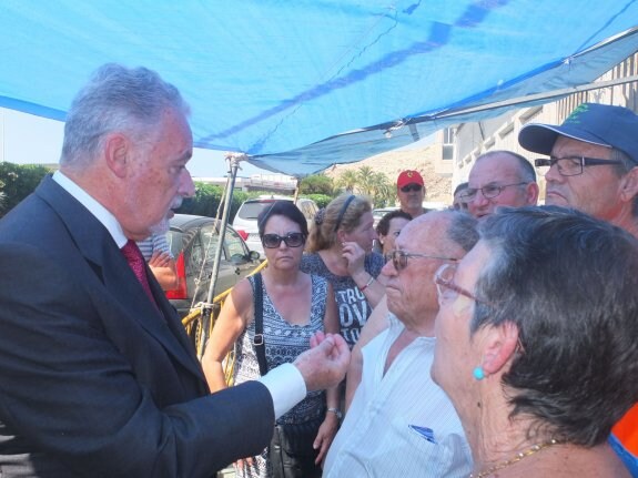 El Defensor del Pueblo Andaluz en una visita a Almería.