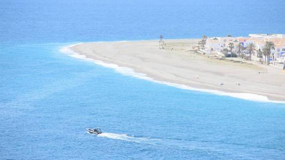 Reanudan la búsqueda del pescador que se cayó desde un acantilado en Calahonda