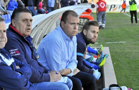 Alberto Lasarte, pensativo en el banquillo azulillo durante su partido como entrenador ante el Mancha Real.