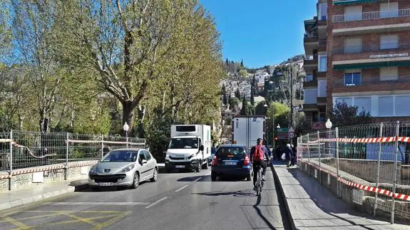 Vallado de seguridad que actualmente protege a los peatones que cruzan el Puente Verde.