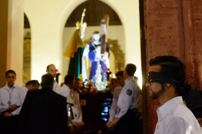 Los costaleros del Nazareno y la Esperanza aguardan antes de salir de su templo. 