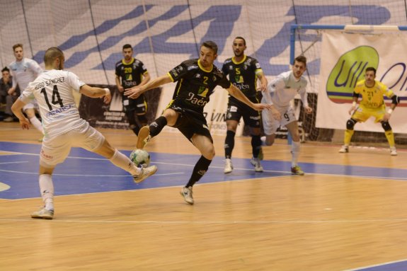 Mauricio lucha con Hugo Sánchez por un balón en el partido de la primera vuelta.