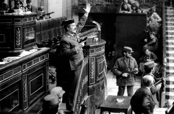 Antonio Tejero, en el momento de irrumpir en el Congreso, donde había cinco almerienses. 