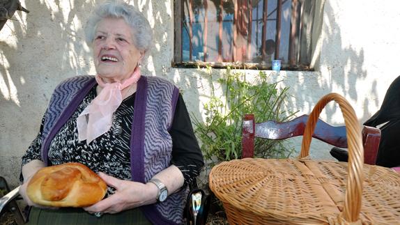 Concepcón con su cesta y con un hornazo