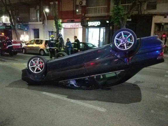 Estado en el que quedó el coche volcado en el Gran Eje de Jaén en la madrugada.