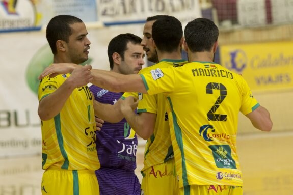 El Jaén Paraíso Interior FS celebra uno de sus tantos ante el Santiago Futsal en la última jornada.