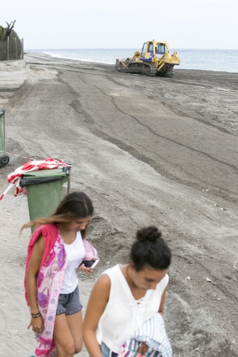 Las máquinas en Playa Granada, el pasado mes de julio. 