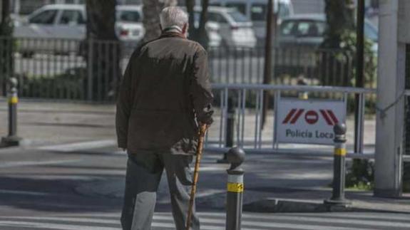 Dos chicas engañan a un anciano para robarle su pensión de 500 euros