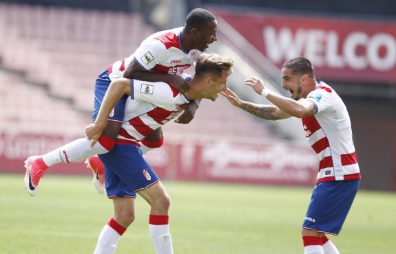 La alegría del gol de Pawel, abajo, durante el partido matinal contra el histórico Recreativo de Huelva. 