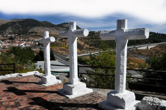 En las proximidades de Alfacar, tres cruces miran a la sierra de la Alfaguara, junto a la ermita de San Sebastián.