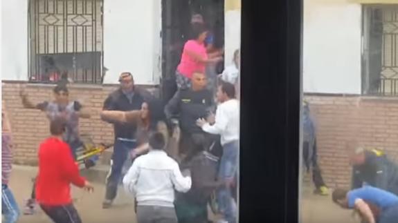 Piedras, puñetazos, palos y un guardia civil agredido en una pelea entre familias