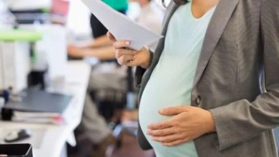 Una empresa multa a una trabajadora por tener un hijo sin su permiso