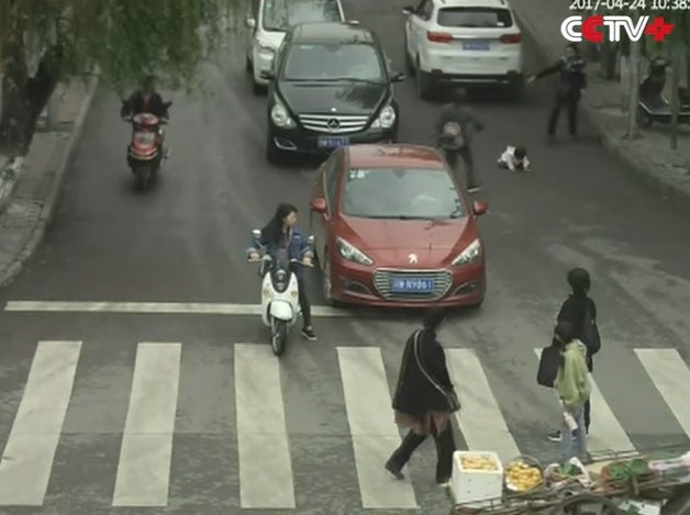 Un niño sobrevive milagrosamente al atropello de dos coches