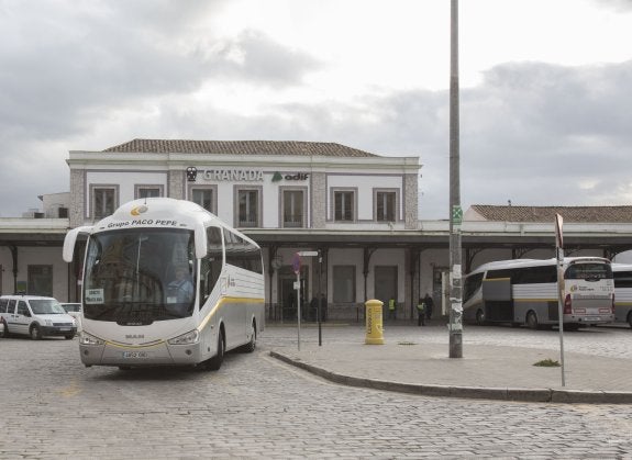 Uno de los autobuses sale de la estación de tren de Andaluces.