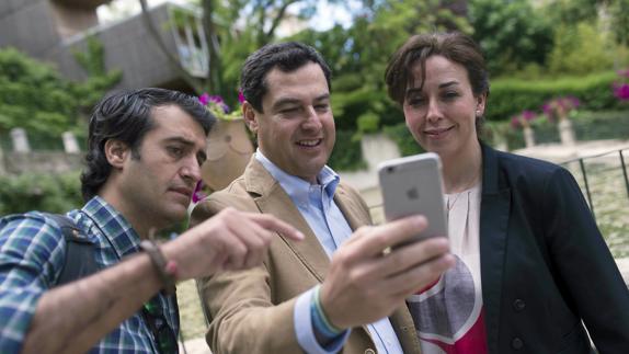 Moreno, junto a la alcaldesa de Priego de Córdoba, M. L. Ceballos.