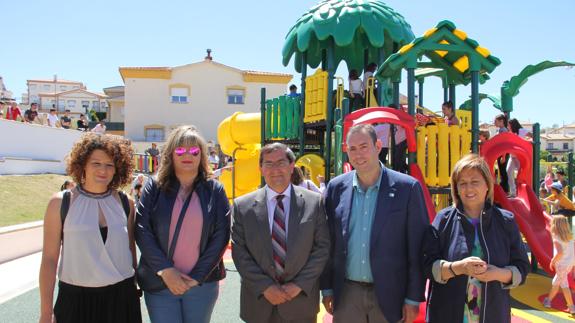 El presidente de la Diputación y el alcalde de Jun inauguran un nuevo espacio infantil