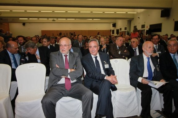 Juan Roig, presidente de Mercadona, y Francisco Martínez Cosentino, en primera fila, justo antes del comienzo del encuentro.