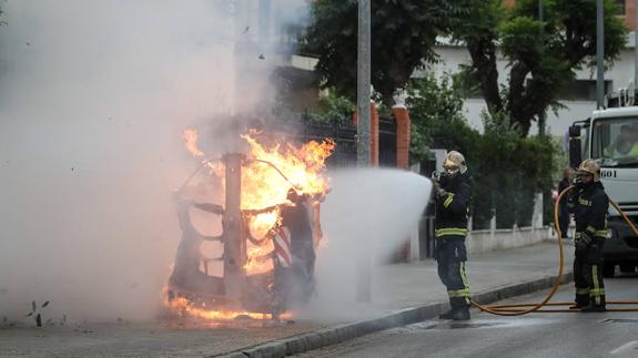 Buscan a un pirómano en Granada que ha quemado seis contenedores