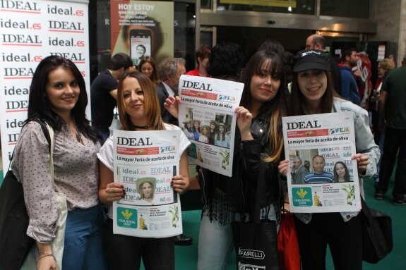 Familiares y amigas posan con su portada de IDEAL delante del stand del periódico.