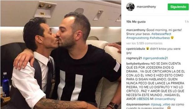 El beso de Maluma y Marc Anthony que ha desatado la polémica | Ideal