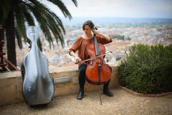 Kathleen Balfe posa en los jardines del Auditorio Manuel de Falla, en la colina de la Alhambra, donde tiene su sede la Orquesta Ciudad de Granada.