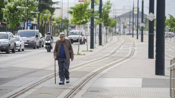 Un hombre camina sobre las vías en Albolote.