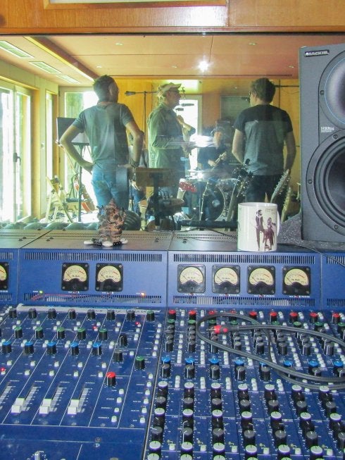 Youth charla con los miembros de Shed Seven durante un pausa de la grabación de su nuevo disco.