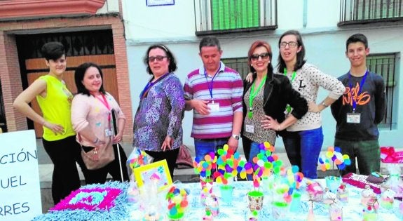 Integrantes de la asociación muestran sus manualidades en un mercadillo para recaudar fondos.