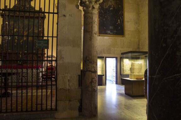 Excusado. En la foto grande, la puerta de los servicios, en el muro de la quibla. Abajo, el bosque de columnas.