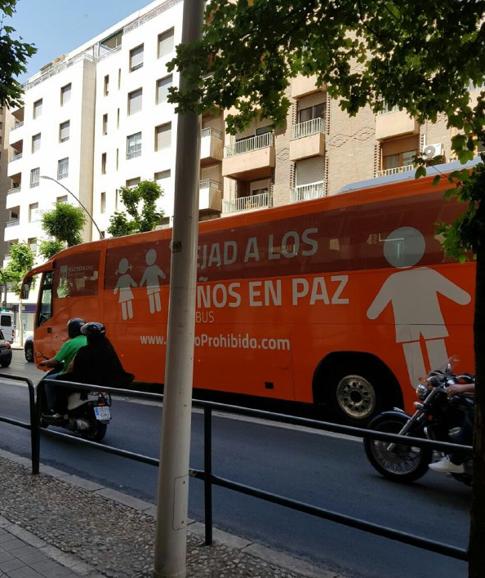 El Ayuntamiento de Granada denuncia a Fiscalía el bus de Hazte Oír