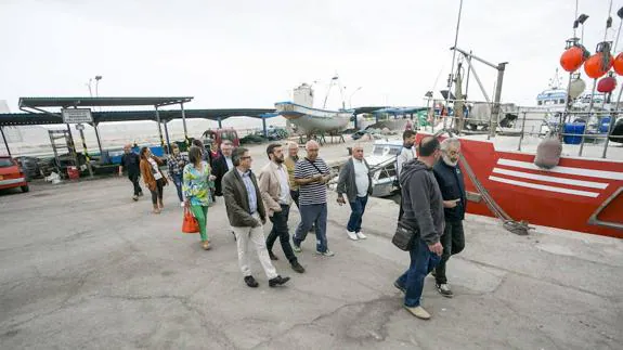 Miembros del grupo de desarrollo de pesca en el puerto de Motril.