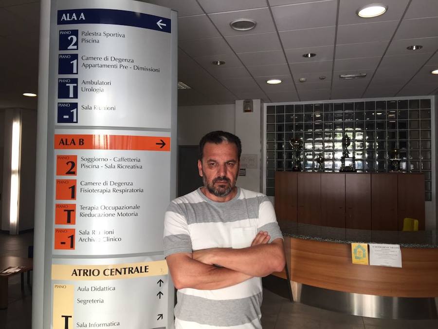 Daniel Rodríguez, el padre del joven motrileño, espera respuestas en el hospital.