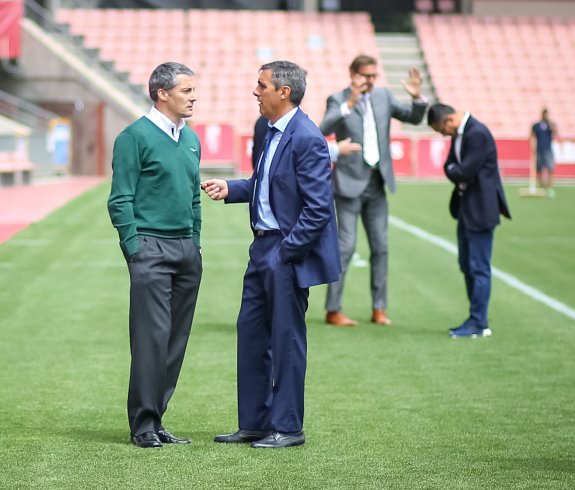 Sergi Vieta, director general, y Manolo Salvador, director deportivo, en primer término, con Tony Adams y Kangning Wang detrás, tras la presentación del valenciano.