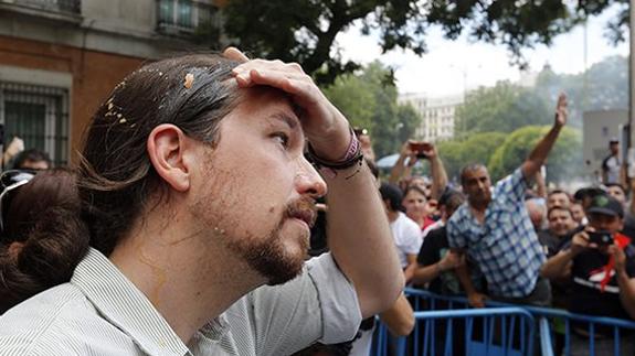 Pablo Iglesias se lleva un 'huevazo' en una manifestación contra Uber y Cabify