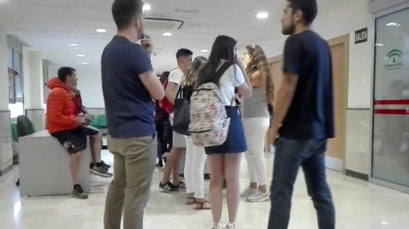 Grupo de jóvenes que acudió este martes a por la vacuna