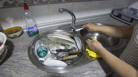 Una vecina de Atarfe comprueba si el agua ha vuelto a su grifo.