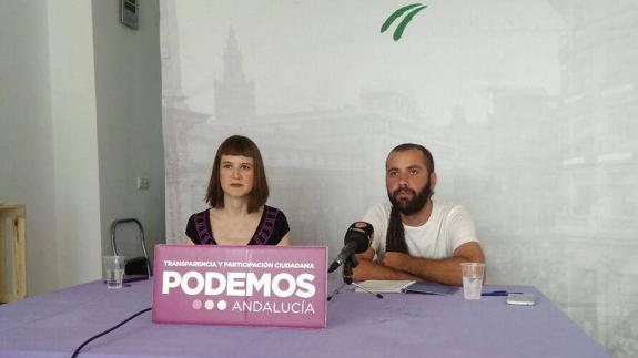 Lucía Ayala y Jorge León, de Podemos. 