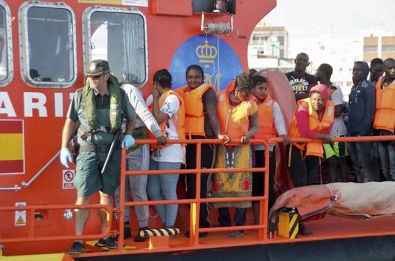 Desembarcan en Motril 92 personas de las cuatro pateras rescatadas en Mar de Alborán