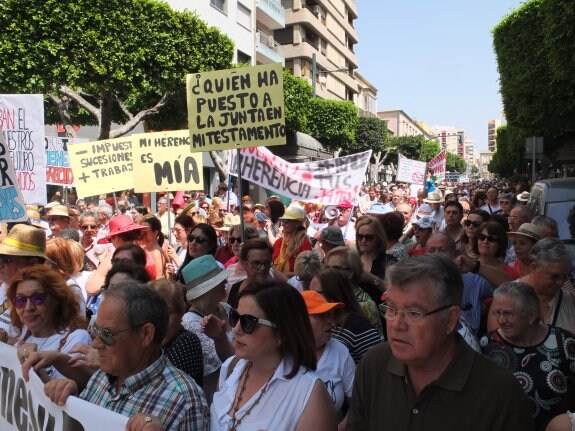 Centenares de personas secundaron la marcha, por el Paseo de Almería, muchos de ellos con gorra o sombrero para protegerse del sol.