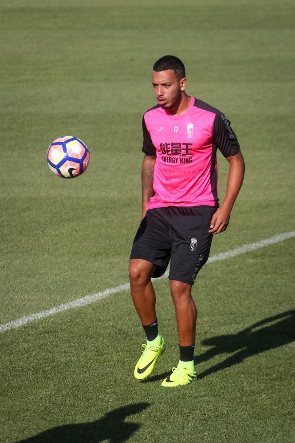 Vezo toca el balón en un entrenamiento.