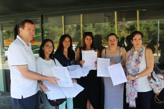 Los representantes del AMPA 'El Pitaco', con las firmas que presentaron ante la delegación provincial de Educación.