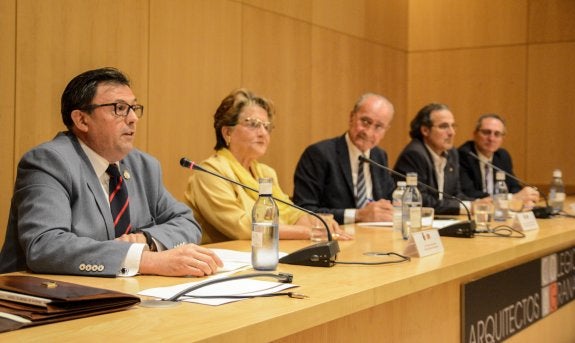 De izquierda a derecha, Carlos Ruiz Cosano (presidente del Club de la Constitución), Mercedes Moll, el alcalde malagueño, Luis Alberto Martínez Cañas y Luis Mariano Robles.