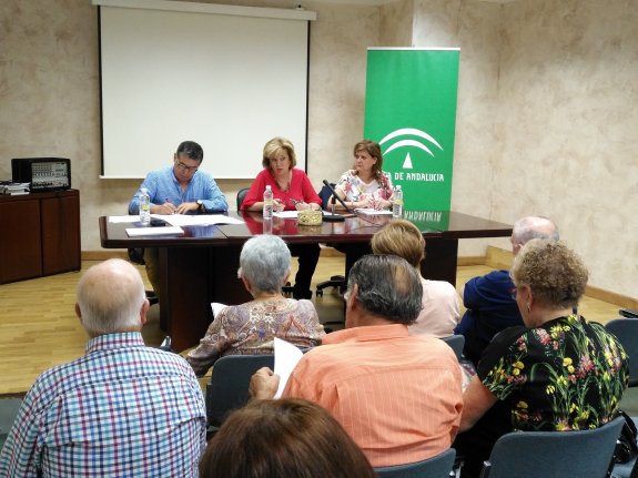 La delegada de Salud, en el centro, presentó estos talleres