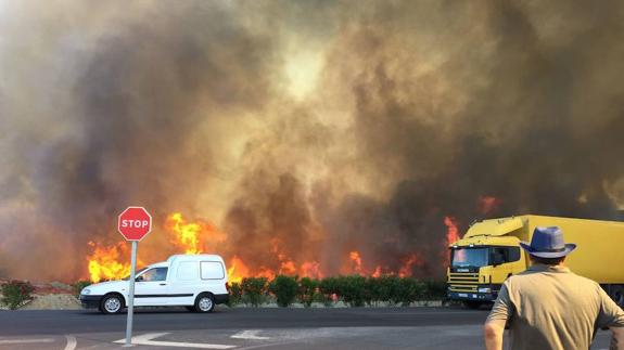 El incendio afecta a cuatro naves del polígono San Rafael