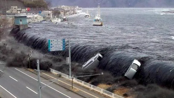 El mar supera todas las barreras en su avance incontenible durante el tsunami que sufrió Japón en 2011.