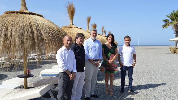 Miembros de la asociación de chiringuitos y la asociación La ciudad accesible presentaron el concurso en Playa Poniente, en Motril