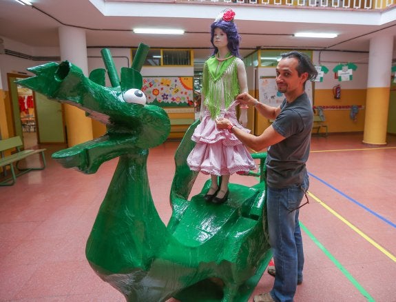 Néstor Peinado retoca el maniquí que porta el dragón de la Tarasca. 
